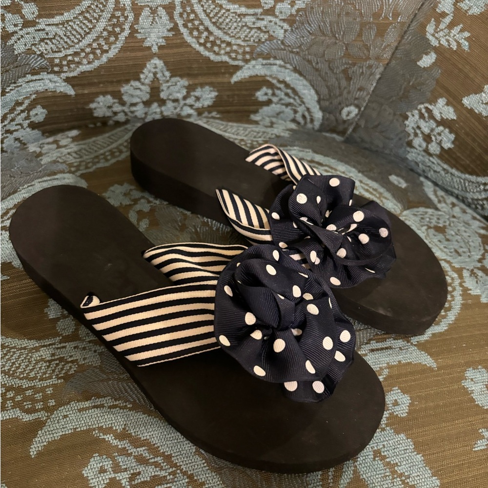 Adorable navy bow flip flops